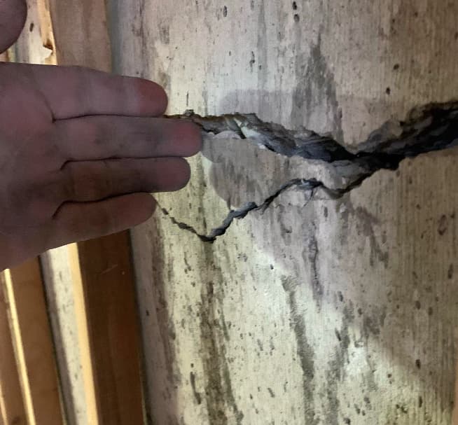 Image of Horizontal crack behind wall