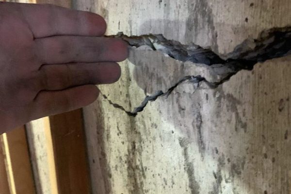 Horizontal crack behind wall